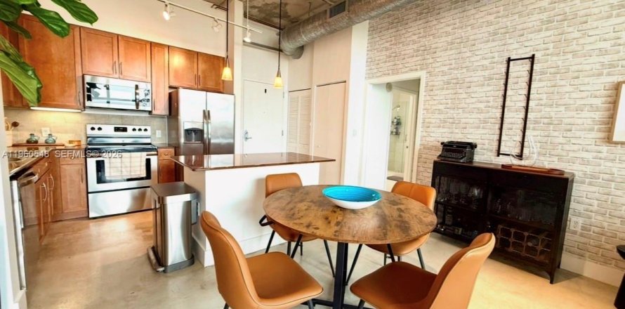 Кондоминиум с 1 спальней в Майами, Флорида № 2027728