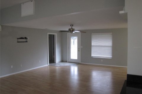 Villa ou maison à louer à Tampa, Floride: 3 chambres, 171.78 m2 № 2099814 - photo 2