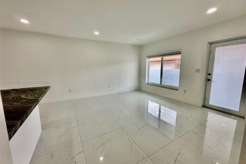 Propiedad comercial en venta en Miami, Florida, 181.35 m2 № 2008140 - foto 19