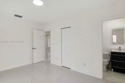 Propiedad comercial en venta en Miami, Florida, 181.35 m2 № 2008140 - foto 9