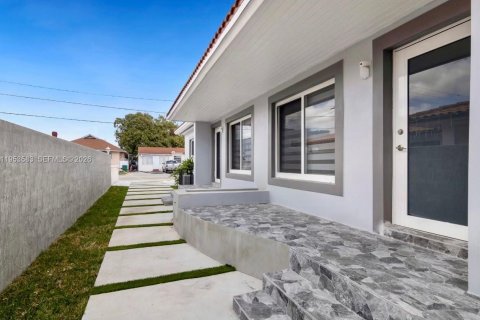 Propiedad comercial en venta en Miami, Florida, 181.35 m2 № 2008140 - foto 2