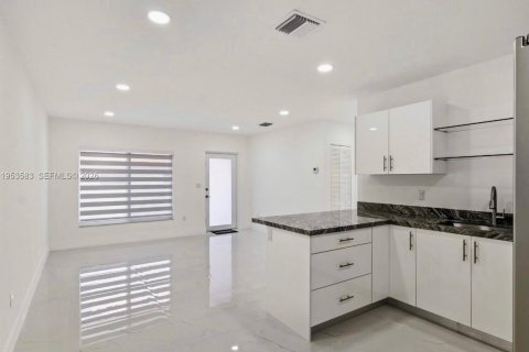 Propiedad comercial en venta en Miami, Florida, 181.35 m2 № 2008140 - foto 6