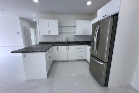 Propiedad comercial en venta en Miami, Florida, 181.35 m2 № 2008140 - foto 13