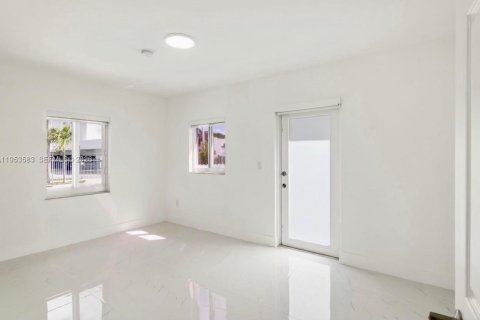 Propiedad comercial en venta en Miami, Florida, 181.35 m2 № 2008140 - foto 11