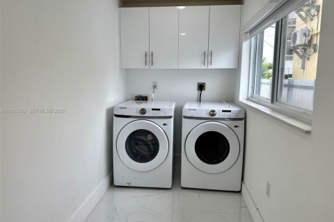 Propiedad comercial en venta en Miami, Florida, 181.35 m2 № 2008140 - foto 12