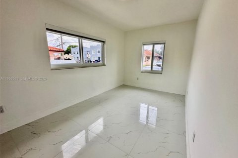 Propiedad comercial en venta en Miami, Florida, 181.35 m2 № 2008140 - foto 18