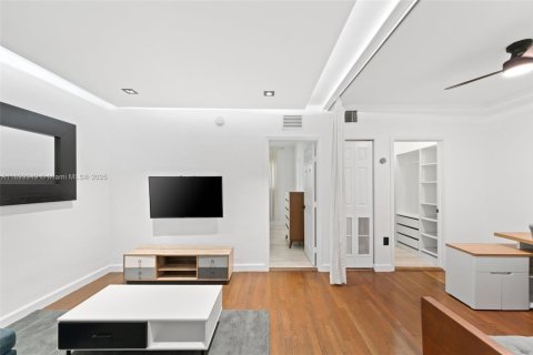 Condo in Miami Beach, Florida, 1 bedroom  № 2081666 - photo 13