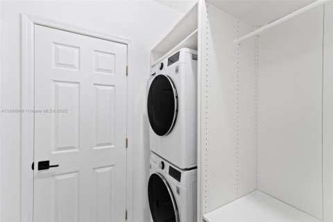 Condo in Miami Beach, Florida, 1 bedroom  № 2081666 - photo 25