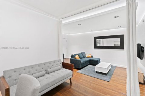Condo in Miami Beach, Florida, 1 bedroom  № 2081666 - photo 11