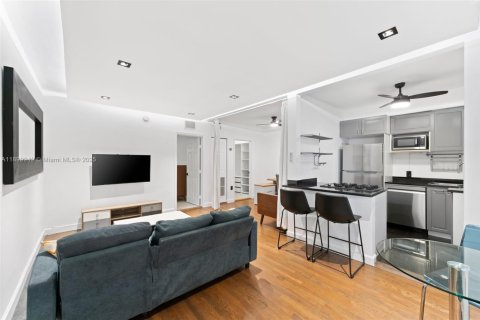 Condo in Miami Beach, Florida, 1 bedroom  № 2081666 - photo 5