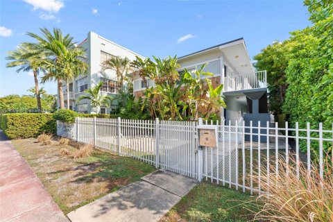 Condo in Miami Beach, Florida, 1 bedroom  № 2081666 - photo 2