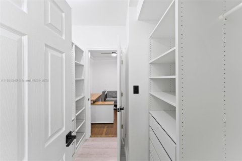 Condo in Miami Beach, Florida, 1 bedroom  № 2081666 - photo 24
