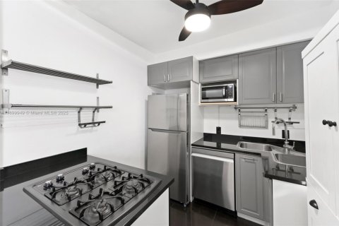 Condo in Miami Beach, Florida, 1 bedroom  № 2081666 - photo 15