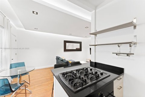 Condo in Miami Beach, Florida, 1 bedroom  № 2081666 - photo 16