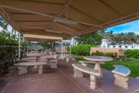 Condo in Hollywood, Florida, 1 bedroom  № 2014223 - photo 13