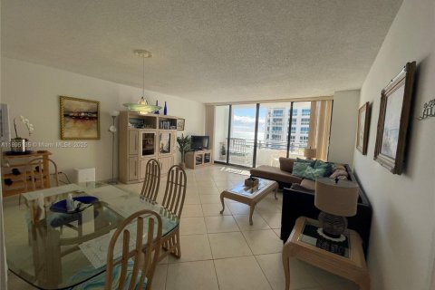 Condo in Hollywood, Florida, 1 bedroom  № 2014223 - photo 2