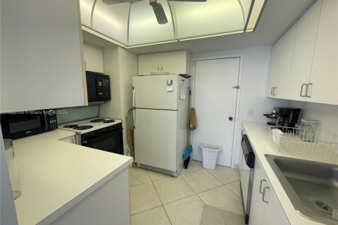 Condo in Hollywood, Florida, 1 bedroom  № 2014223 - photo 3