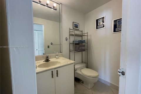 Condo in Hollywood, Florida, 1 bedroom  № 2014223 - photo 4