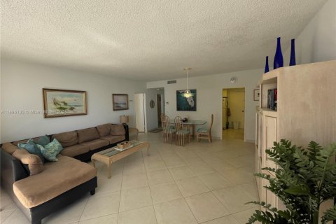 Condo in Hollywood, Florida, 1 bedroom  № 2014223 - photo 5