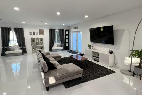 Casa en Miami, Florida 3 dormitorios, 193.98 m2 № 2032519