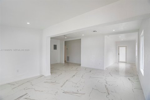 Villa ou maison à louer à Hallandale Beach, Floride: 3 chambres, 142.88 m2 № 1999126 - photo 5