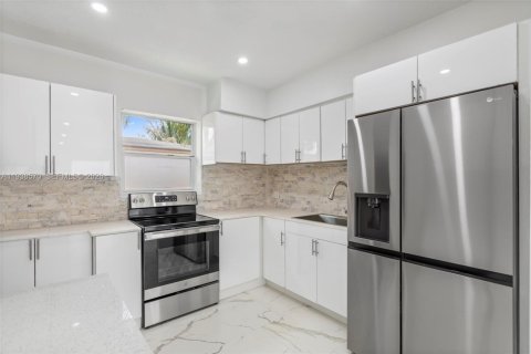 Villa ou maison à louer à Hallandale Beach, Floride: 3 chambres, 142.88 m2 № 1999126 - photo 10