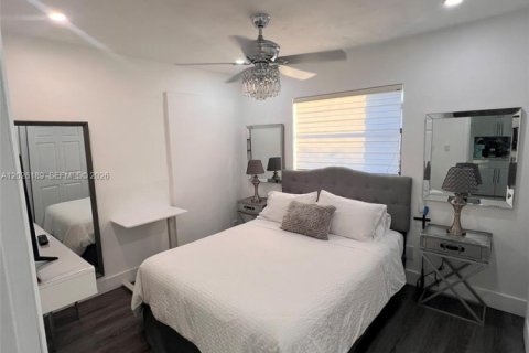 House in Miami, Florida 1 bedroom, 273.13 sq.m. № 2184759 - photo 2