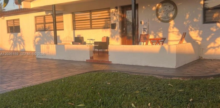 House in Miami, Florida 1 bedroom, 273.13 sq.m. № 2184759