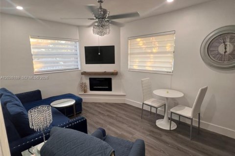 House in Miami, Florida 1 bedroom, 273.13 sq.m. № 2184759 - photo 4
