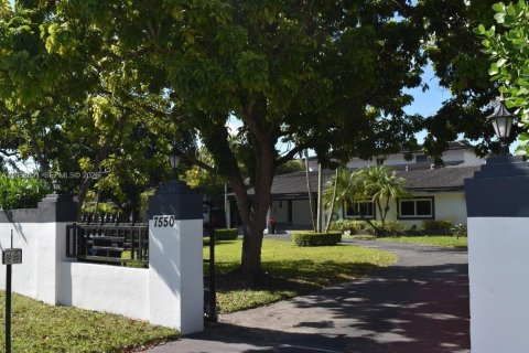 Снять в аренду виллу или дом в Майами, Флорида 6 спален, 486.53м2, № 2051404 - фото 4