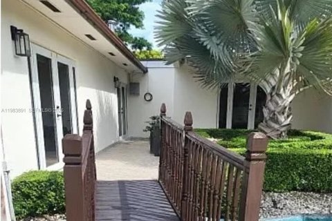 Снять в аренду виллу или дом в Майами, Флорида 6 спален, 486.53м2, № 2051404 - фото 6