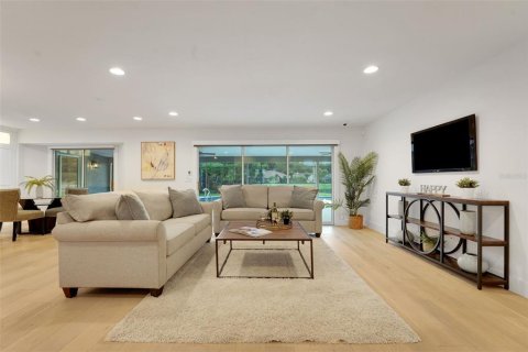 House in Lake Mary, Florida 4 bedrooms, 225.2 sq.m. № 1919911 - photo 5