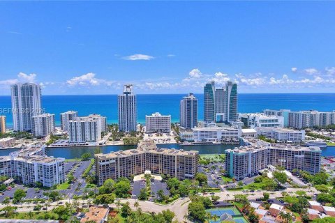 Condo in Hallandale Beach, Florida, 2 bedrooms  № 2065011 - photo 3