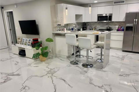 Condo in Hallandale Beach, Florida, 2 bedrooms  № 2065011 - photo 5