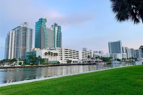 Condo in Hallandale Beach, Florida, 2 bedrooms  № 2065011 - photo 18