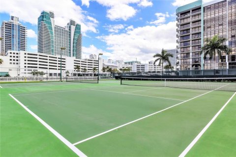 Condo in Hallandale Beach, Florida, 2 bedrooms  № 2065011 - photo 15