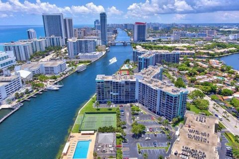 Condo in Hallandale Beach, Florida, 2 bedrooms  № 2065011 - photo 2