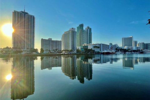 Condo in Hallandale Beach, Florida, 2 bedrooms  № 2065011 - photo 19