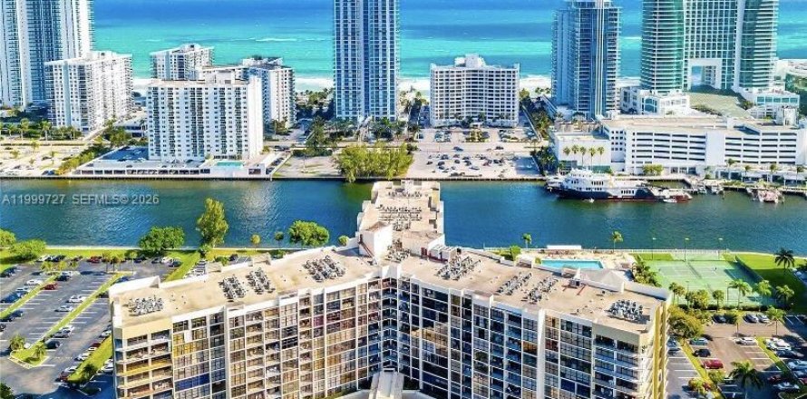 Condo in Hallandale Beach, Florida, 2 bedrooms  № 2065011
