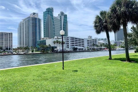 Condo in Hallandale Beach, Florida, 2 bedrooms  № 2065011 - photo 17