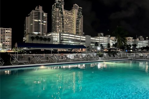 Condo in Hallandale Beach, Florida, 2 bedrooms  № 2065011 - photo 20