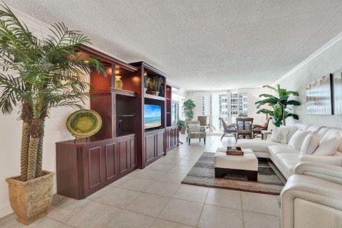Condo in Pompano Beach, Florida, 2 bedrooms № 2430279 - photo 6