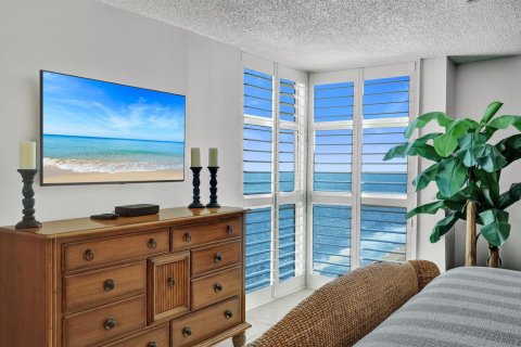 Condo in Pompano Beach, Florida, 2 bedrooms № 2430279 - photo 16