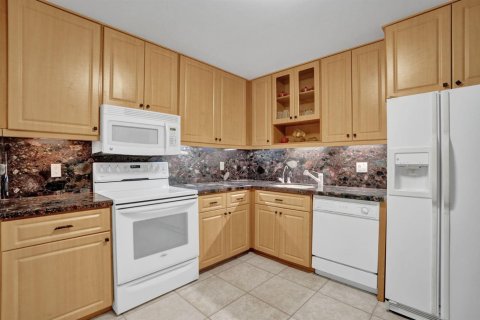 Condo in Pompano Beach, Florida, 2 bedrooms № 2430279 - photo 12