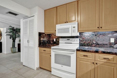 Condo in Pompano Beach, Florida, 2 bedrooms № 2430279 - photo 13