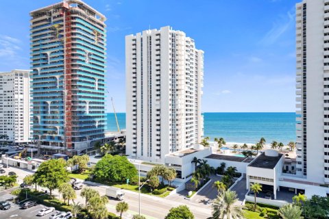 Condo in Pompano Beach, Florida, 2 bedrooms № 2430279 - photo 2