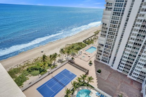 Condo in Pompano Beach, Florida, 2 bedrooms № 2430279 - photo 11