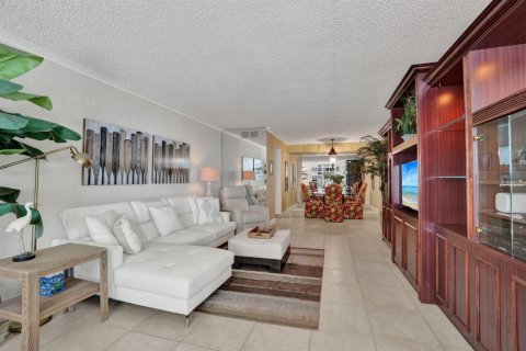 Condo in Pompano Beach, Florida, 2 bedrooms № 2430279 - photo 7