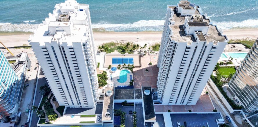 Condo in Pompano Beach, Florida, 2 bedrooms № 2430279