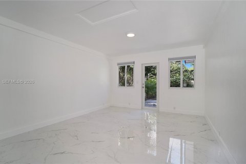 House in Pinecrest, Florida 3 bedrooms, 152.45 sq.m. № 2035950 - photo 13